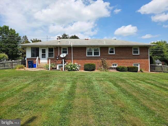 Building Photo - 25020 Oak Dr