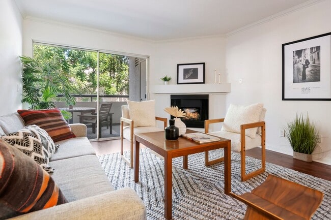 Foto del edificio - Great Woodland Hills Location!