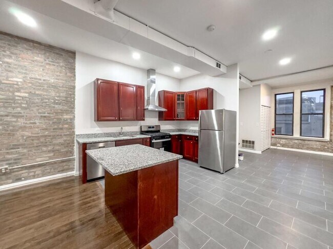 Photo - 4 bedroom in Chicago IL 60657 Apartment