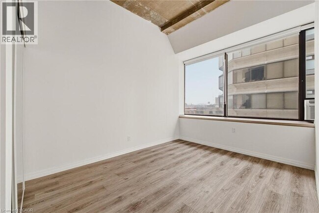 Photo du bâtiment - 30 Duke St W