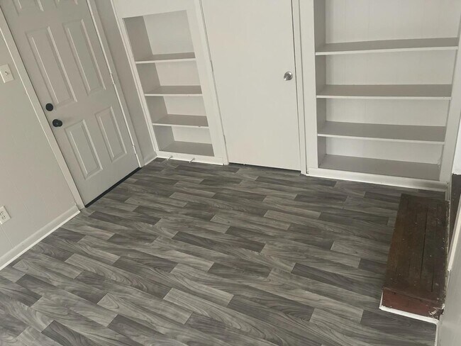 Segunda sala de estar. Es hundida y cuenta con muebles empotrados. - 5213 Carmen St