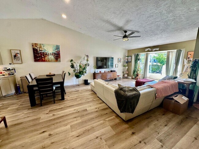 Foto del edificio - 4492 Brook Dr