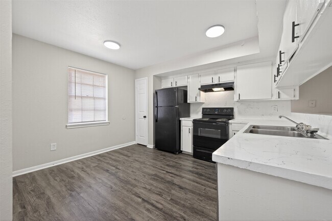 Building Photo - 427 Hollyvale Dr