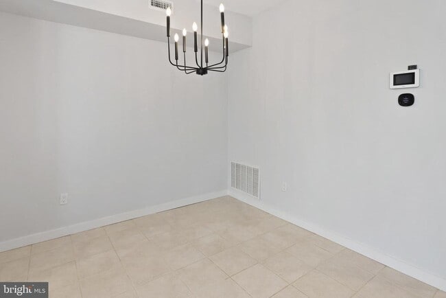 Foto del edificio - 93 Birchwood Rd