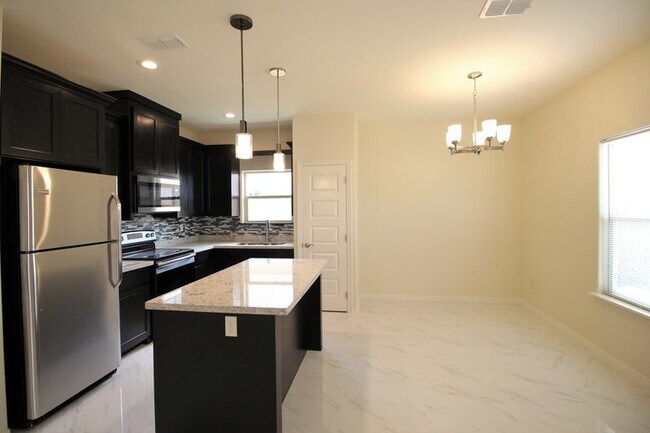 Building Photo - 2811 Javalina Ave