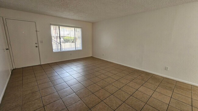 Foto del edificio - 1 month free rent move in promotion! 2 Bed 1 Bath Eastside Apartment!
