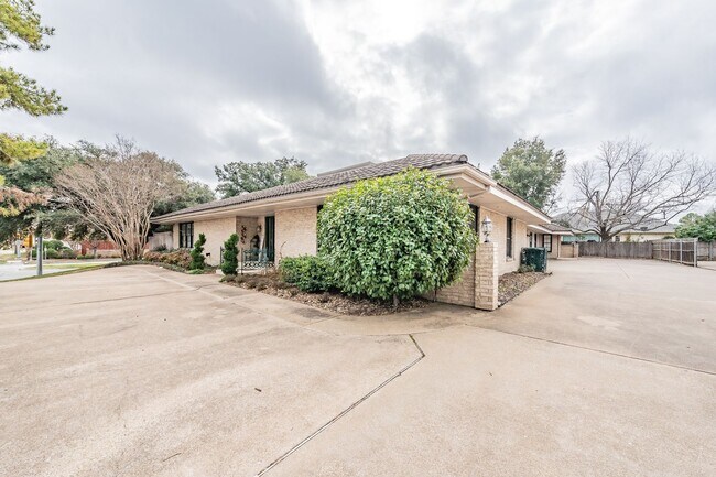 Building Photo - COOMING SOON! Prime Location in Overton We...