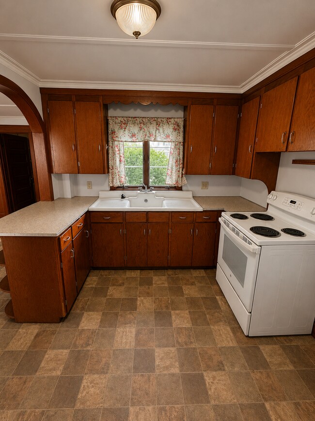 Foto del edificio - Spacious 4-Bedroom Home with Garage, Fenced Yard & Historic Character | Rochester, NH