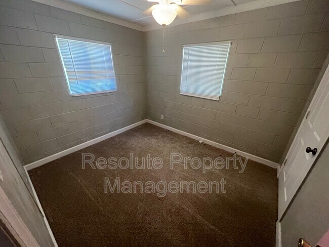 Building Photo - 111 Heck St