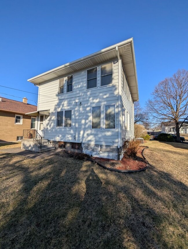 Building Photo - Spacious 3 Bedroom Home with 2 Car Garage and Large Yard!