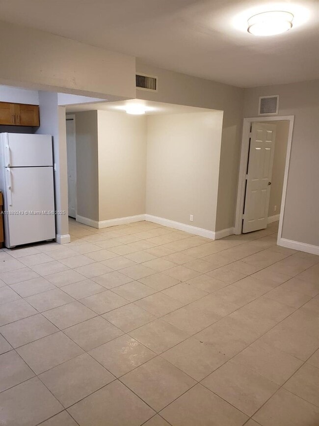 Building Photo - 640 SW 9th Ct