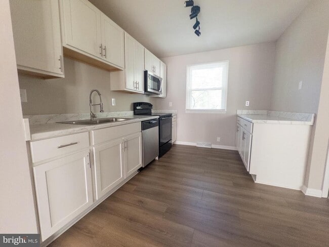 Building Photo - 828 Calvert Towne Dr