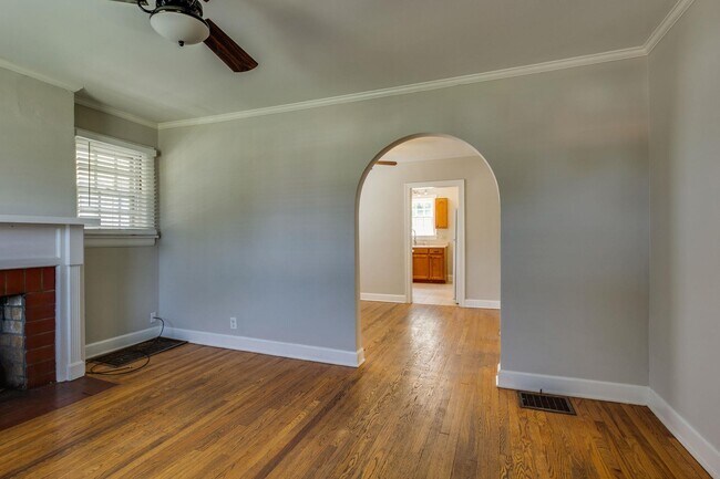 Building Photo - 303 Valeria St