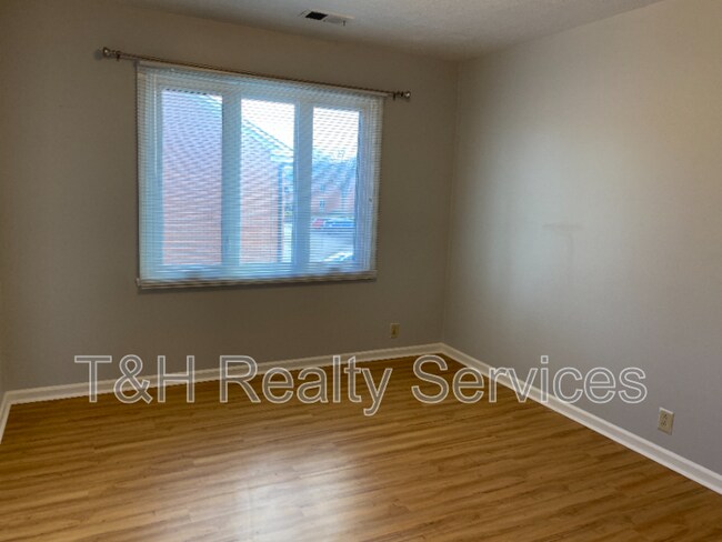 Building Photo - 1150 Canterbury Ct