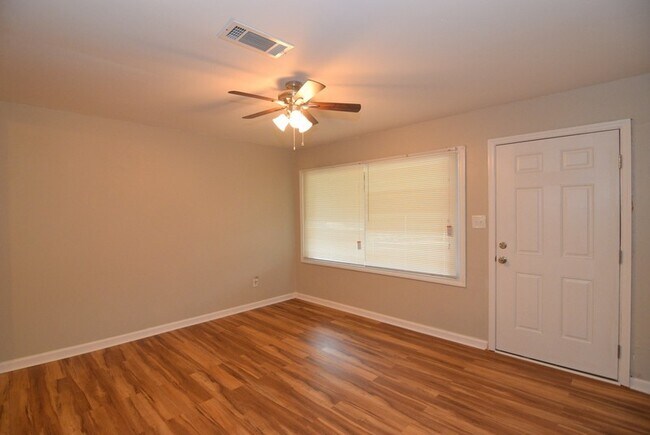 Foto del edificio - Nicely Updated 3 Bedroom House with Fully Fenced Yard