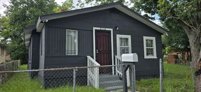 Building Photo - 2116 Mc Millan St