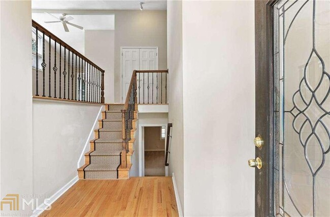 Building Photo - 818 Courtenay Dr NE
