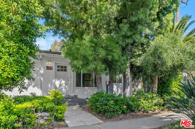 Foto del edificio - 739 Westbourne Dr