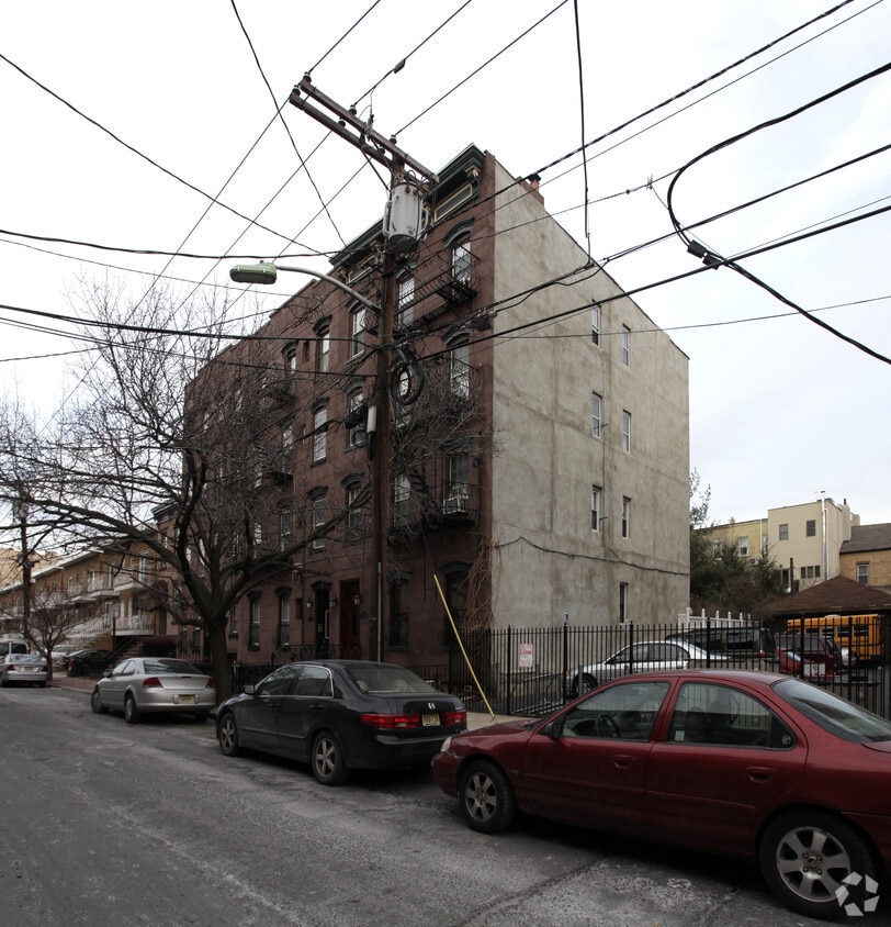 Building Photo - 609 Park Ave