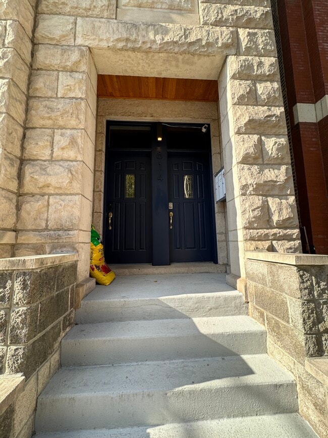 Building Photo - 814 N Hermitage Ave