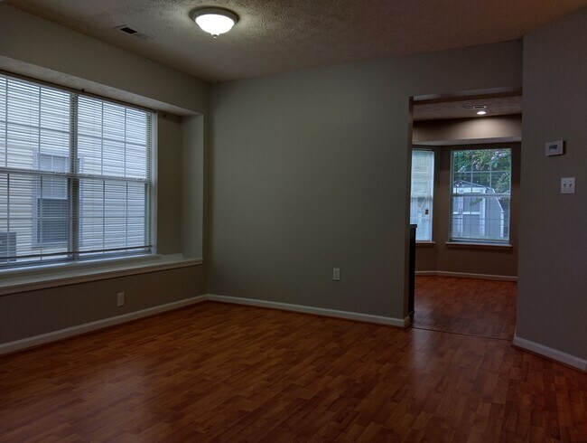 Building Photo - 3bd/2.5ba House