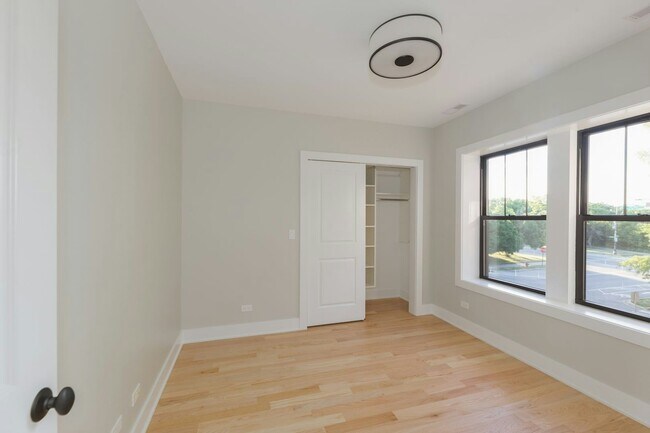Foto del edificio - 2457 W Logan Blvd
