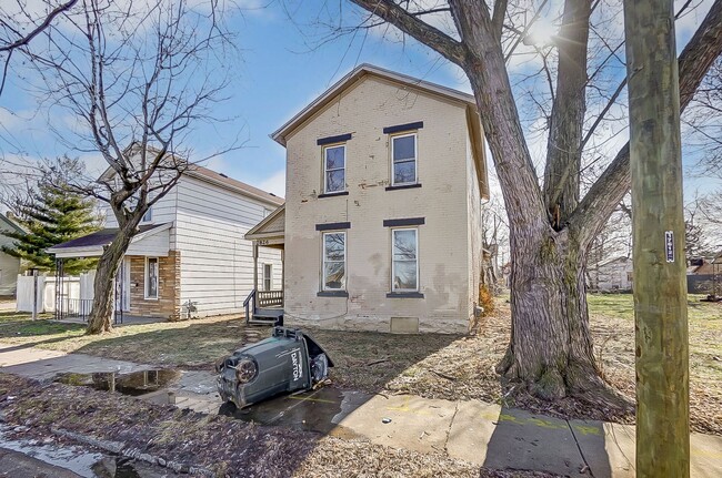 Photo - Four Bedroom Available in Dayton! House
