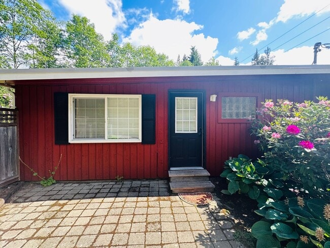 Building Photo - Charming 2-Bedroom Home Near Lake Padden