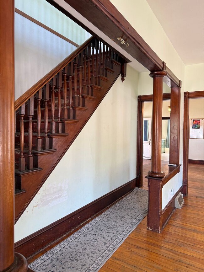 Foto del edificio - Big Character. Bigger Home in this 4 Bedroom-1 Bathroom charmer