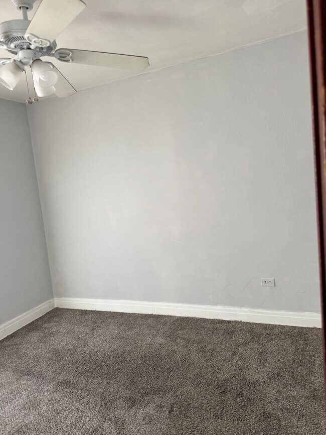 Building Photo - 1st floor unit 3 bedroom 1 bath. Nicely Do...