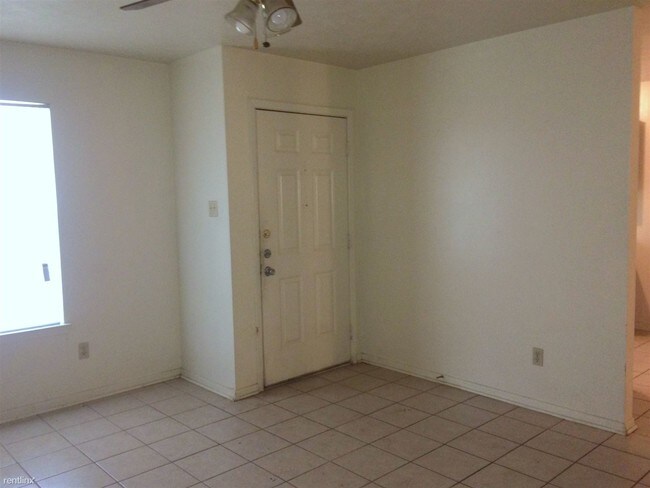 Foto del edificio - 2 br, 1 bath Duplex - 719 San Saba Dr