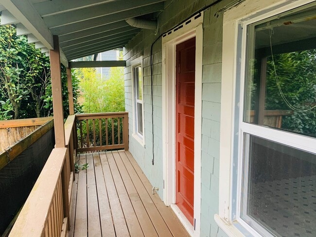Building Photo - Adorable Sellwood 1 Bedroom with - Updated...