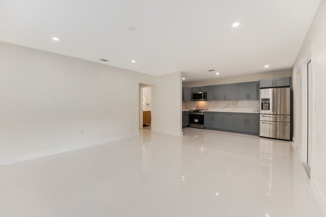 Foto del edificio - Fully renovated stylish 3 bed 2 bath home featuring a luxury kitchen, modern appliances on a fenc...