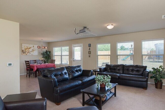 Foto del edificio - Outfitter House