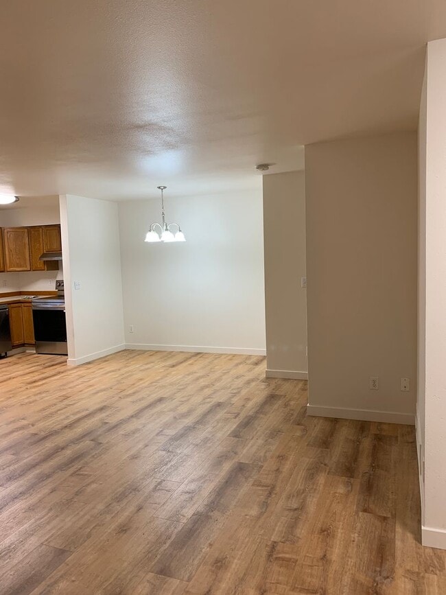 Foto del edificio - 3 Bdrm, 1 & 1/2 Ba | Muldoon & E 36th Ave ...