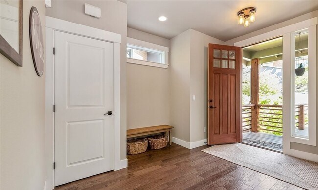 Foto del edificio - Beautiful Custom 4-bedroom 2.5 bath home. Barkley Neighborhood!