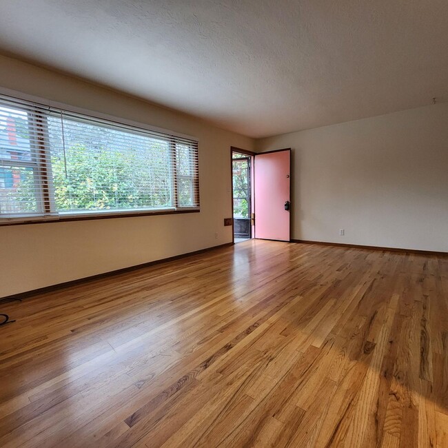 Building Photo - Cozy 1 Bed 1 Bath Duplex with W/S/G includ...