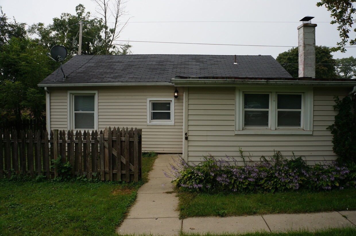 1916 Hermon Ave, Zion, IL 60099 House for Rent in Zion, IL