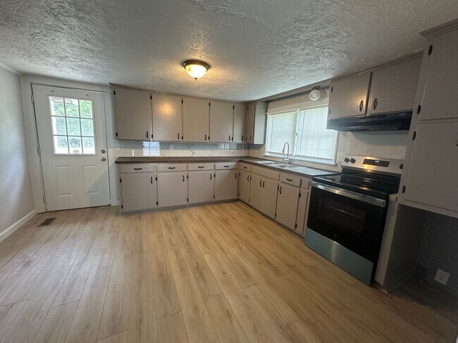 Foto del edificio - Welcome to the newly renovated gem located in the heart of Russellville, AR.