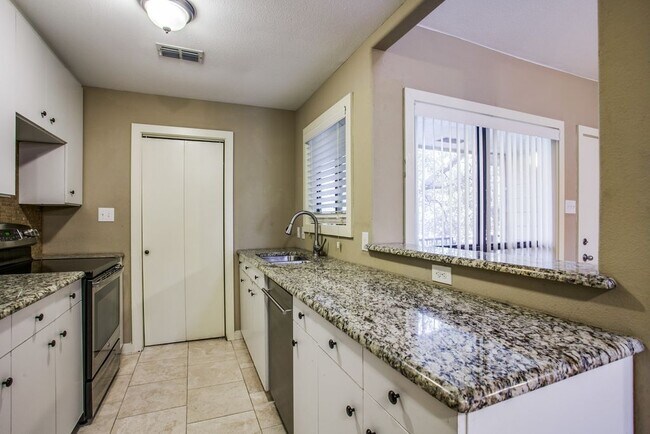 Cocina con lavavajillas - 6646 E Lovers Ln