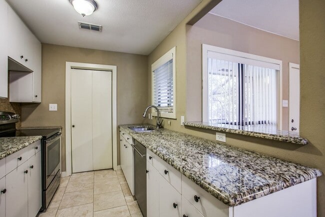 Kitchen w Dishwasher - 6646 E Lovers Ln