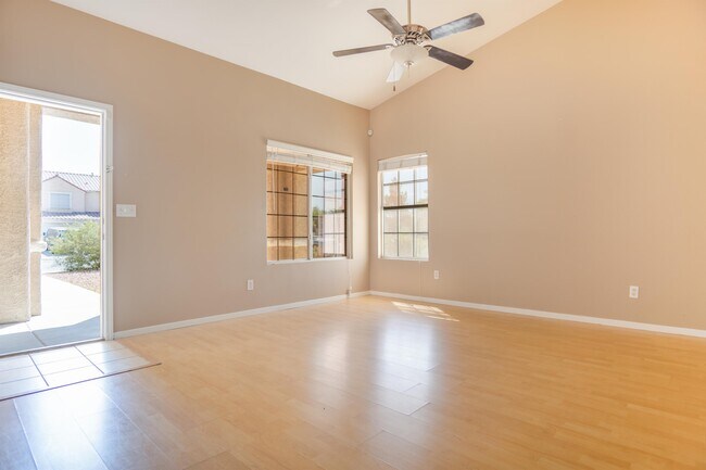 Foto del edificio - 9673 Riding Ridge Rd