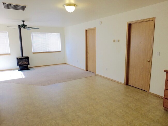 Foto del edificio - 2 Bed 1.5 Bath Home on Corner Lot w/ Garag...