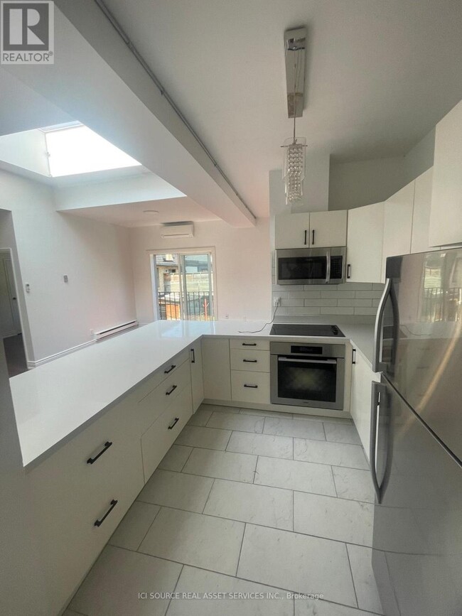 Building Photo - 754 Queen St E