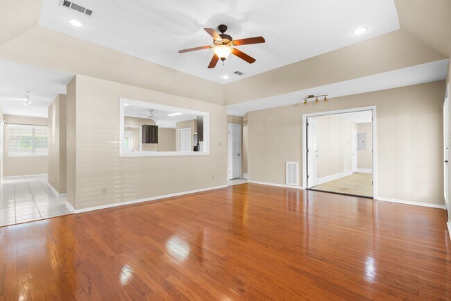 Foto del edificio - Charming Home Awaits: Spacious & Modern Li...