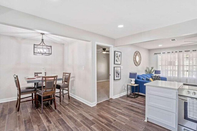 Foto del edificio - 8170 Huntington Dr