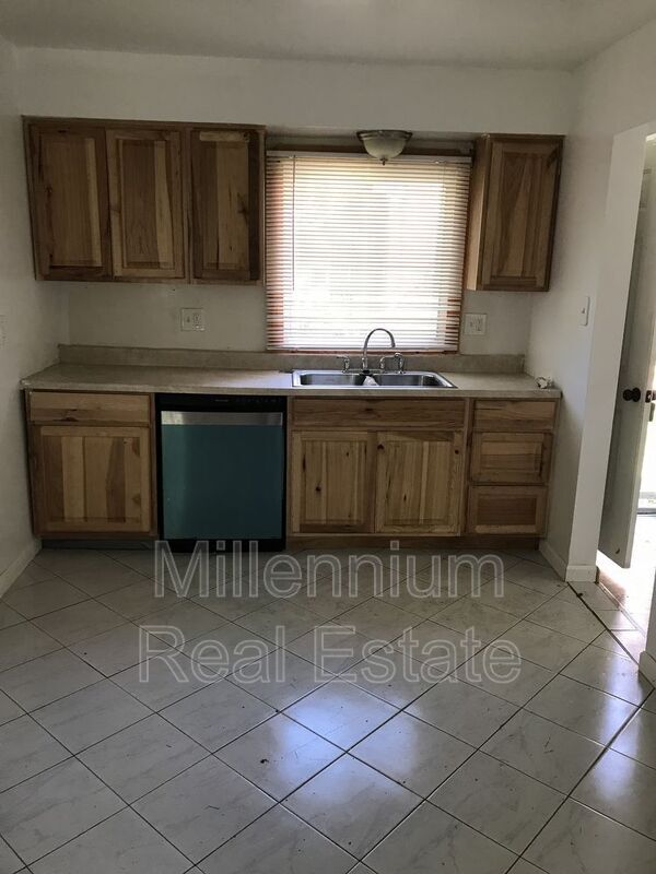 Foto del edificio - 734 Kinney Rd
