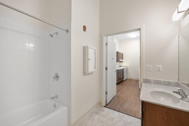 Baño - Highlandtown Plaza Co-op Apartments 62+