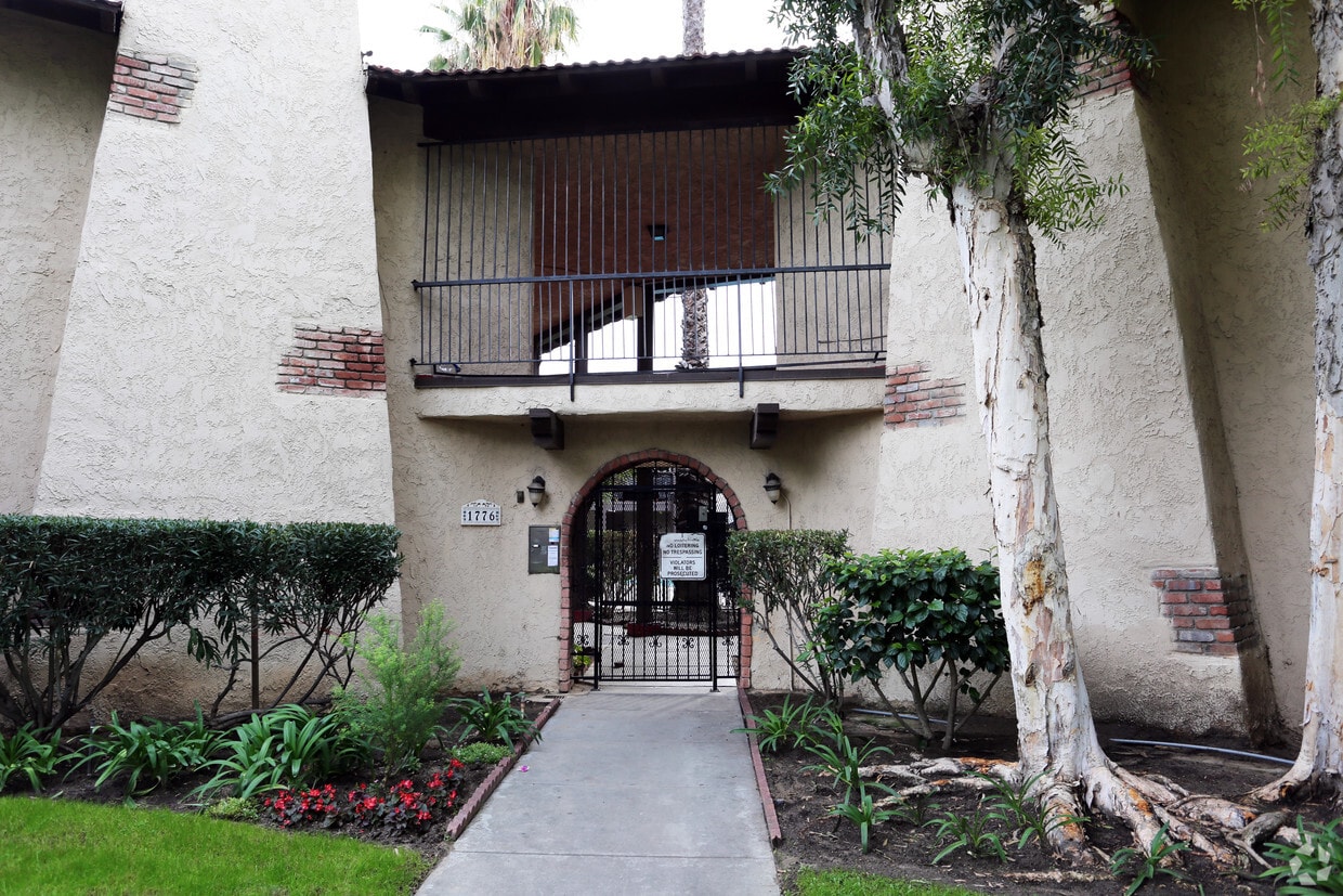 Primary Photo - Glencrest Apartments