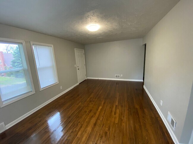 Building Photo - Updated 3br House